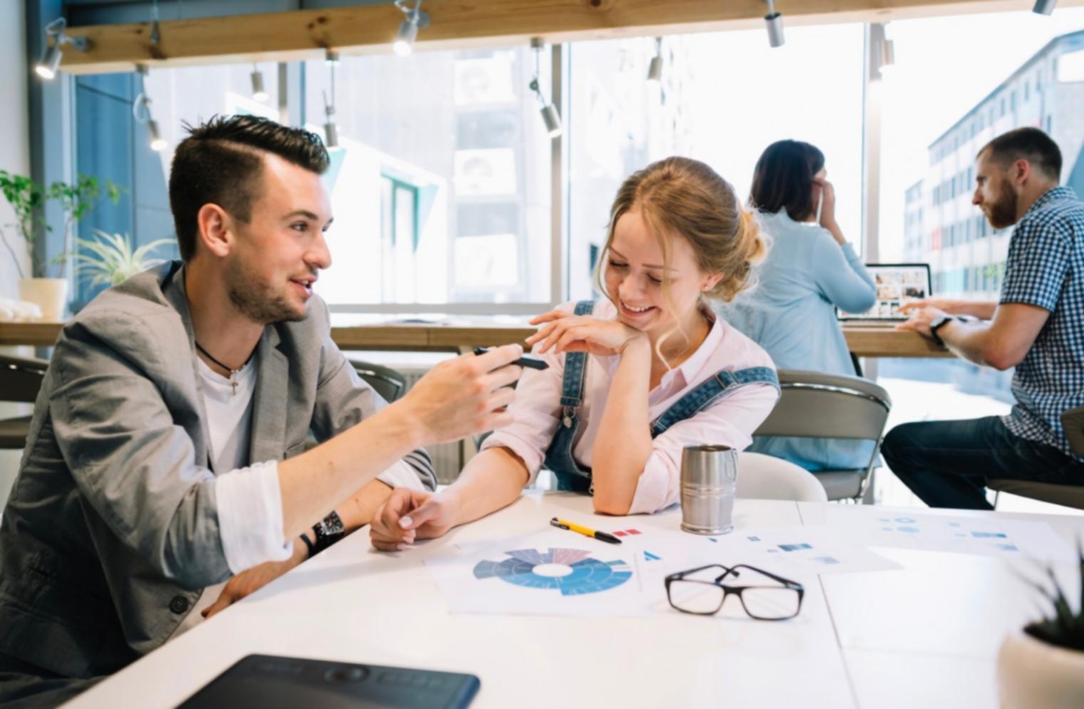 Sesión de formación práctica con profesionales trabajando en análisis presupuestario colaborativo