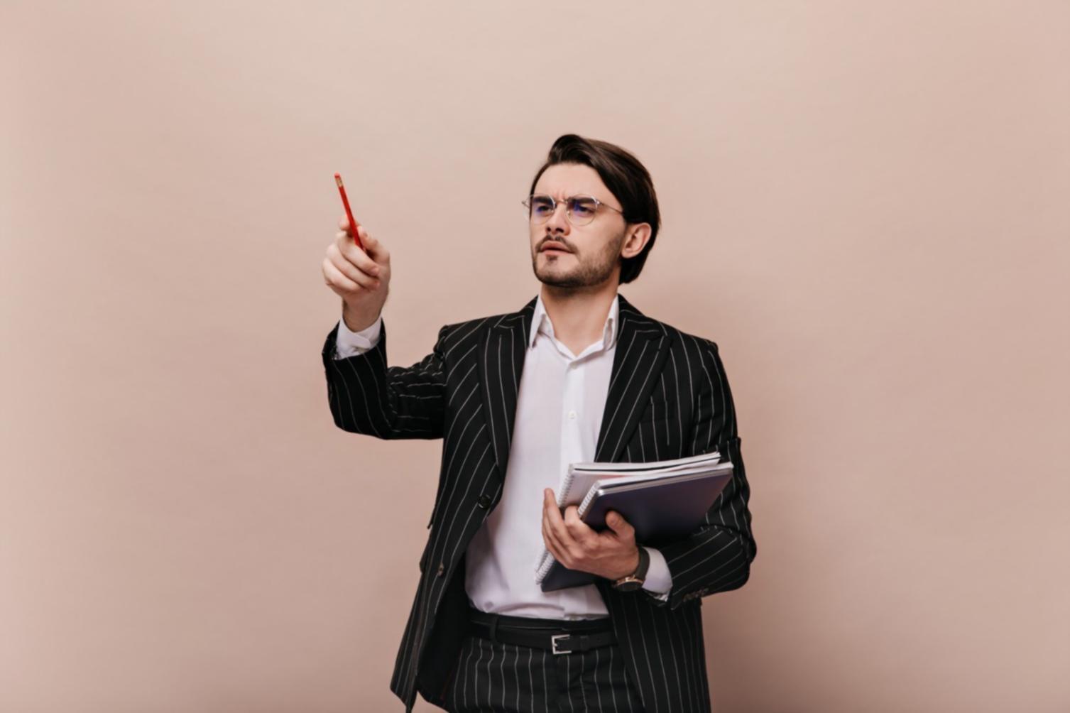 Profesionales analizando datos financieros y comparativas presupuestarias en una moderna oficina