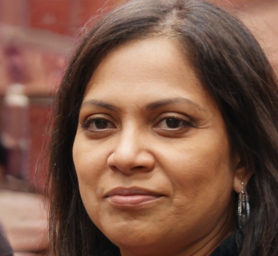 Retrato profesional de Esperanza Vidal, especialista en finanzas personales